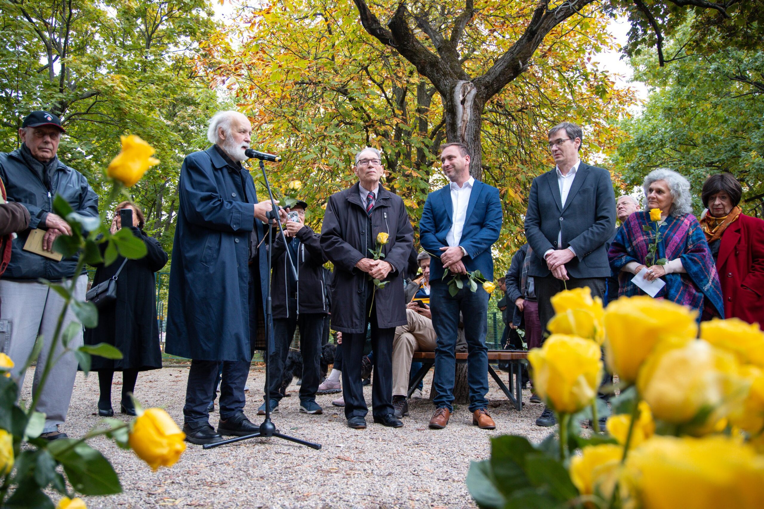 Megemlékezés a Göncz házaspár emlékművénél, a Vérhalom téren.