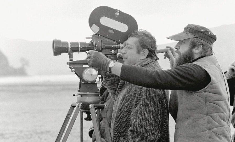 Makk Károly filmrendező és operatőre, Tóth János a kamera mögött egy régi forgatáson.