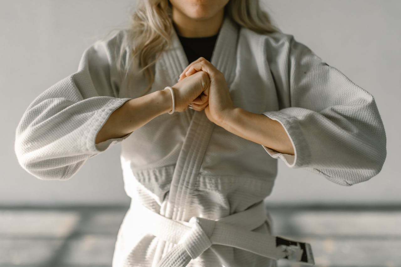 Gyermek karate edzés illusztrációja. Kéztartás félközeliben.