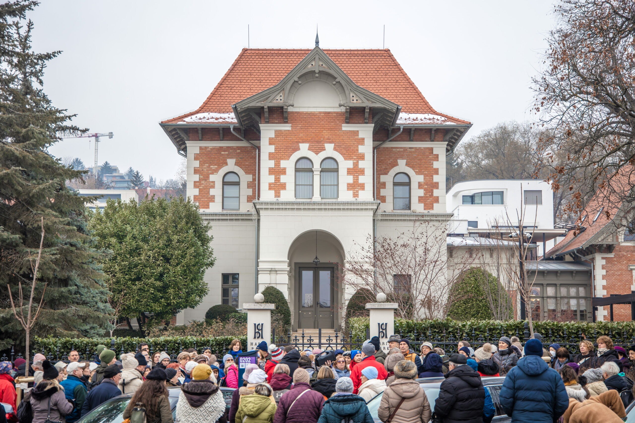 Haris Park a séta résztvevőivel